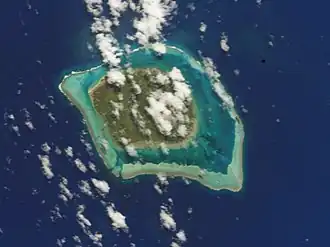 Photographie satellite d'une île entouré d'un banc de corail