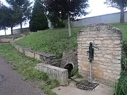 Tucquegnieux village : devant le vieux cimetière.