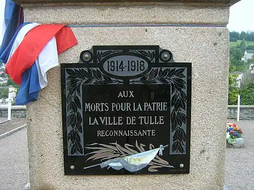 Plaque du cénotaphe apposée sur l'obélisque du carré militaire du Puy-Saint-Clair de Tulle après le démantèlement du cénotaphe.