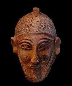 Protomé masculin, H 0,19&nbsp;m, terre cuite moulée et retouchée (Ve&nbsp;siècle av. J.-C.).