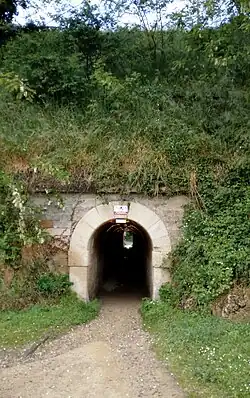 Entrée du côté de Saint-Pierre-du-Mont.