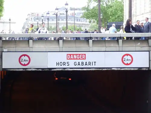Panneau de danger à propos du gabarit réduit.