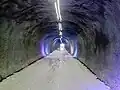L'intérieur du tunnel avec le sol couvert de neige.