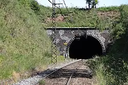 Tête sud du tunnel du col de Mallet située à 500 mètres de la gare de Talizat.