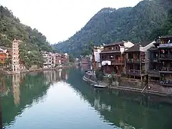 Vieille ville au bord de l'eau