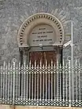 Une des portes latérales de la synagogue