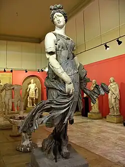 Statue de danseuse. Marbres blanc et noir. IIe&nbsp;siècle.  H. 2,25&nbsp;m