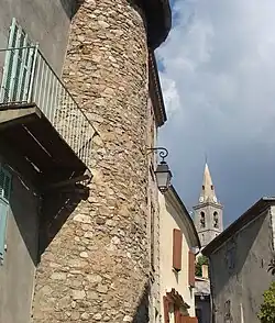 La tour du « château » et le clocher de l'église.