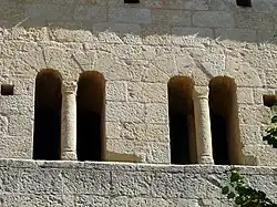 Baies géminées romanes de l'église.