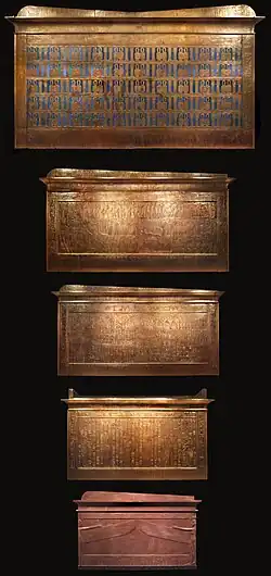 Murs latéraux droits des sanctuaires et le sarcophage.