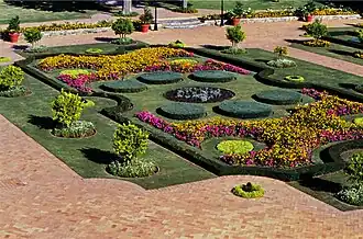 Parterre floral dans les jardins.