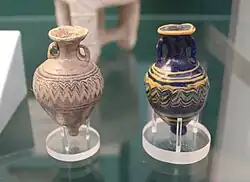 Deux fioles à parfum en verre coloré. VIe&nbsp;– Ve&nbsp;siècle av. J.-C., Tharros. British Museum.