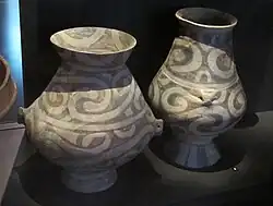 Jarres, terre-cuite peinte à l'engobe (?) blanche, H. env. 30&nbsp;cm. Néolithique, -4800-3500. Culture de Cucuteni-Trypillia. Cucuteni, Județ de Iași, Roumanie.