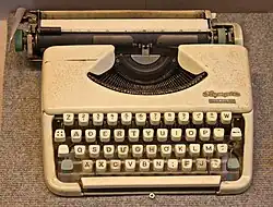 Machine à écrire Olympia pour le Viêt Nam (années 1960).