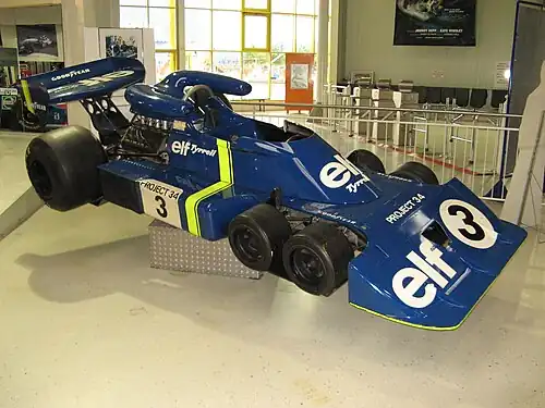 La Tyrrell P34 avec sa livrée bleue et les bandes jaunes.