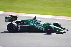 Photo d'une monoplace verte et noire en piste.