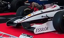 Vue de l'aileron avant d'une monoplace noire et blanche