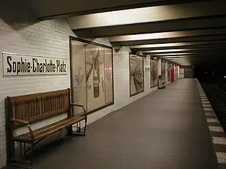 Quai de la station avec les affiches historiques.