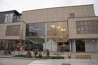 L'entrée de L'UCPA sur le boulevard Jules-César.