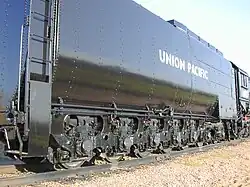 Le tender «&nbsp;centipède&nbsp;» de la 4023 (l'échelle d'accès a été neutralisée).