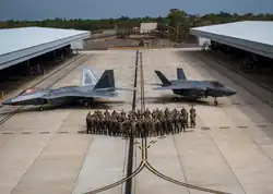Photo en vol de trois avions de chasse différents, vus de profil.