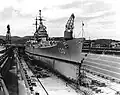 Le croiseur USS Bremerton (CA-130)&nbsp;(en) de classe Baltimore en cale sèche en 1954.