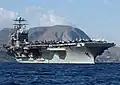 Le porte-avions américain USS&nbsp;Harry S. Truman quitte le port de la baie de Souda en Crète, en Grèce, après une visite de quatre jours.