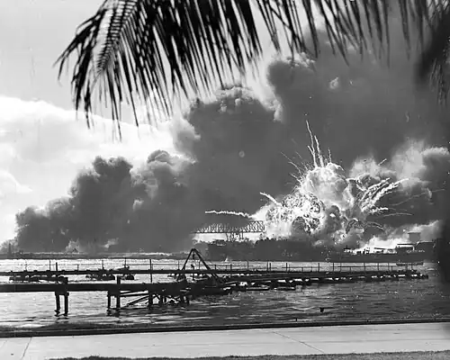 Photo de l'explosion d'un navire de la Marine des États-Unis lors de l'attaque de Pearl Harbor.