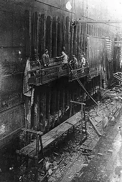 Photographie illustrant le navire West Bridge en cours de réparation à Brest après son torpillage.