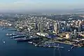 L'USS&nbsp;Midway qui abrite le musée de l'USS Midway, à quai, près du Downtown San Diego.