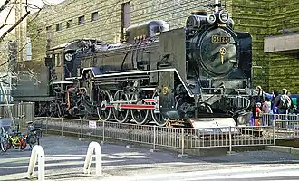 Une locomotive à vapeur devant le musée national de la Nature et des Sciences.