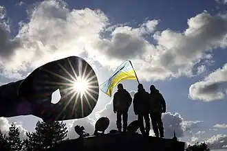 Description de l'image Ukrainian personnel standing atop a Challenger 2 tank.jpg.