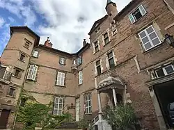 Ulmo : façades de la cour.