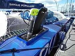 Le haut du foil émergeant de son puits.