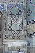 Détail de la façade et de la tour d'angle droite de la médersa d'Ulugh Beg.