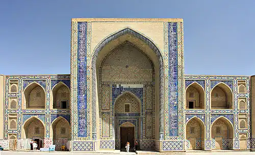 Vue extérieure de la médersa d'Ulugh Beg.