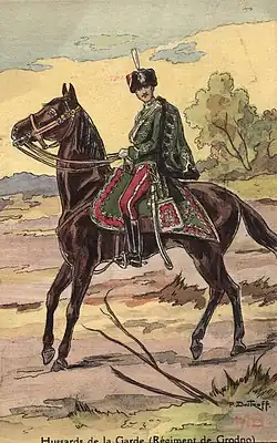 Dessin d'un cavalier du régiment de hussards des sauveteurs de Grodno à Cheval. Sa tenue est verte avec un pantalon rouge, un sabre, il porte une coiffe avec une plume blanche verticale et des bottes noires.