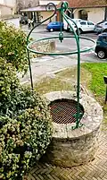 Un puits au coeur du bourg.