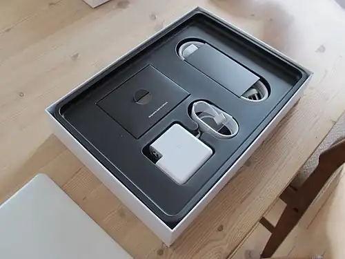 Photo du déballage d'un ordinateur MacBook Pro.