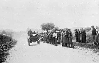 Une Voiturette Bollée en course;