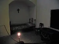 une cellule de sœur éclairée à la bougie