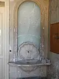 Une des deux fontaines se trouvant dans l'entrée du château.
