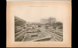 Dans la cour de l'atelier