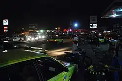 Une rue de Douala la nuit.