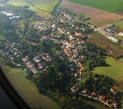Únětice : vue aérienne oblique.