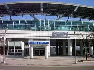 La station et l'un de ses deux accès, en 2009.