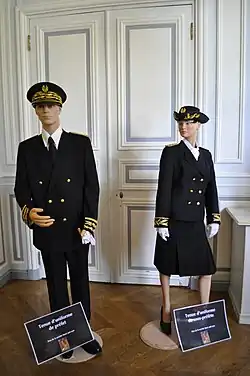 Uniformes (en 2014) de préfet et de sous-préfète.
