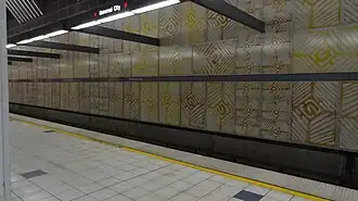 En plus des mosaïques, on voit la signalétique de la station en haut de l'image.