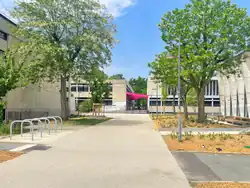 Le bâtiment L et le bâtiment administratif vu depuis l'esplanade des Antilles.