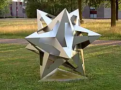 Sculpture du petit dodécaèdre étoilé qui apparait dans Gravitation.
